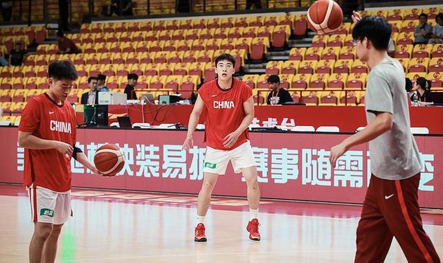 乐鱼体育平台-中国男篮热身赛险胜，王俊杰两双数据表现抢眼