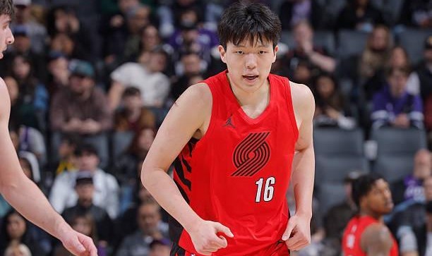 乐鱼体育-拓记：杨瀚森赛前训练加入结合球突破，内容明显更偏向锋线