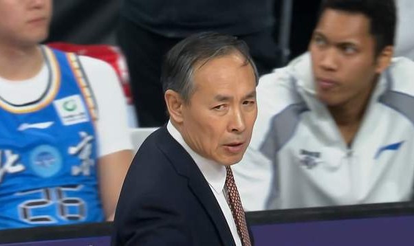 乐鱼体育官网-太硬了！让了5个人依旧赢了球，难怪人家喊出夺冠，强人独砍23分